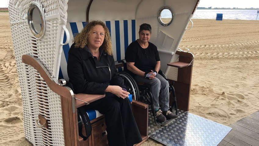 Zwei Frauen im Rollstuhl im Strandkorb