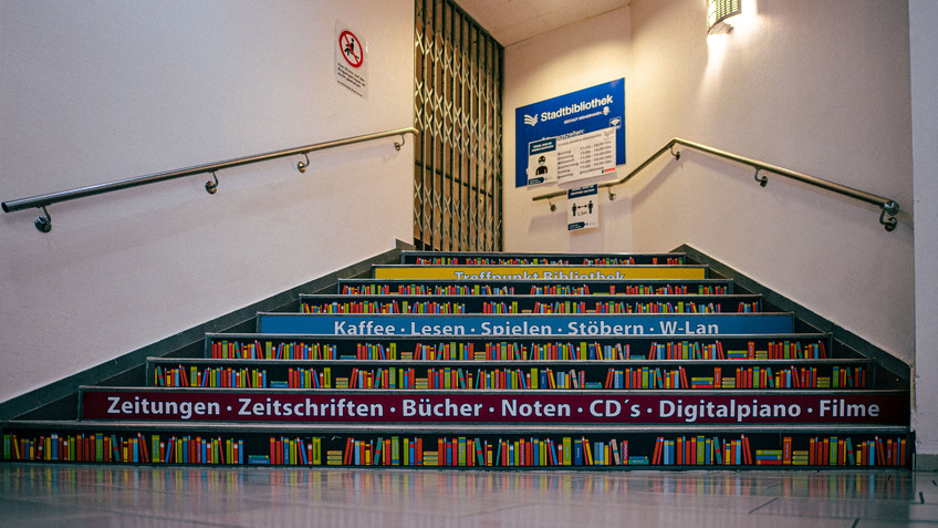 Stufen im Eingangsbereich der Stadtbibliothek