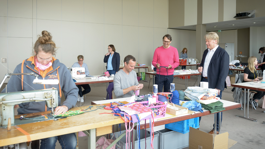 Community-Nähen statt Fachtagung: Im Bremerhavener Conference Center werden aus Oberhemden, Tischdecken, Servietten & Co. individuelle Masken