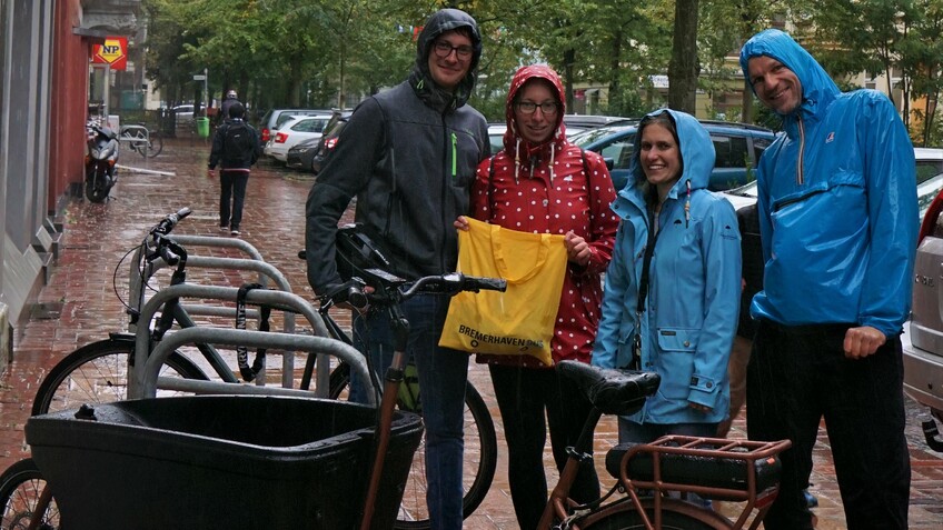 Start in die autofreie Woche bei strömendem Regen - Marc Hübler und Jaqueline Stransky freuen sich auf ihr Leih-Lastenrad, den Lehsel 