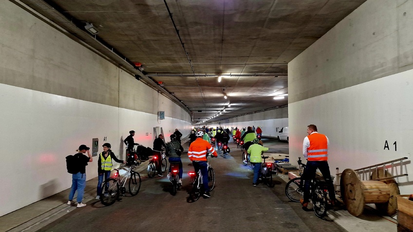 Die Tunneltour auf Zweirädern passiert die Baustelle Hafentunnel. 
