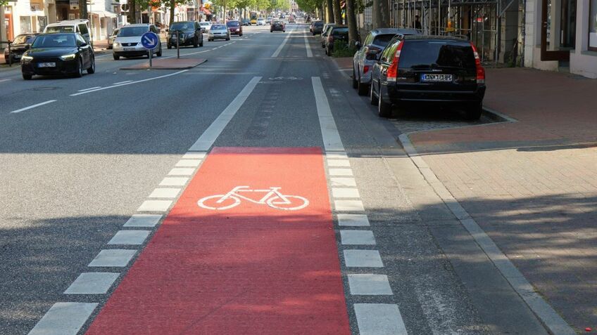 Durch die neue Markierung können Radfahrende mehr Abstand zum Verkehr halten – die Rotmarkierungen in den Einmündungsbereichen weisen zudem auf eine Gefahrensituation hin