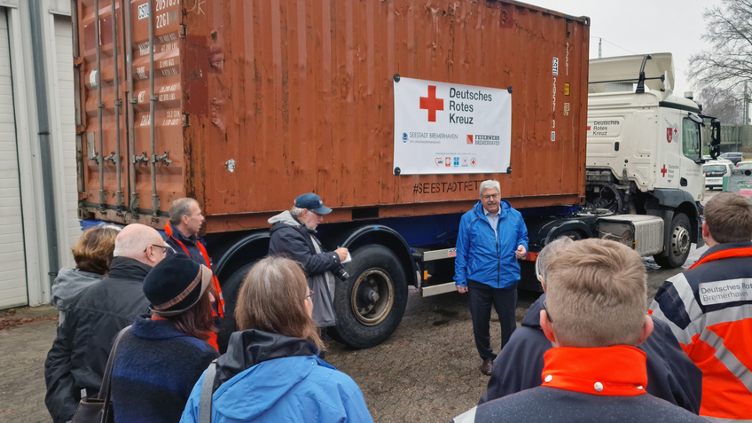 Oberbürgermeister Melf Grantz verabschiedet die Fahrer des Deutschen Roten Kreuzes (DRK) und den Transport mit gespendeten Hilfsgütern vor Delegierten der Bremerhavener Volkshilfe e.V. und der Presse. 