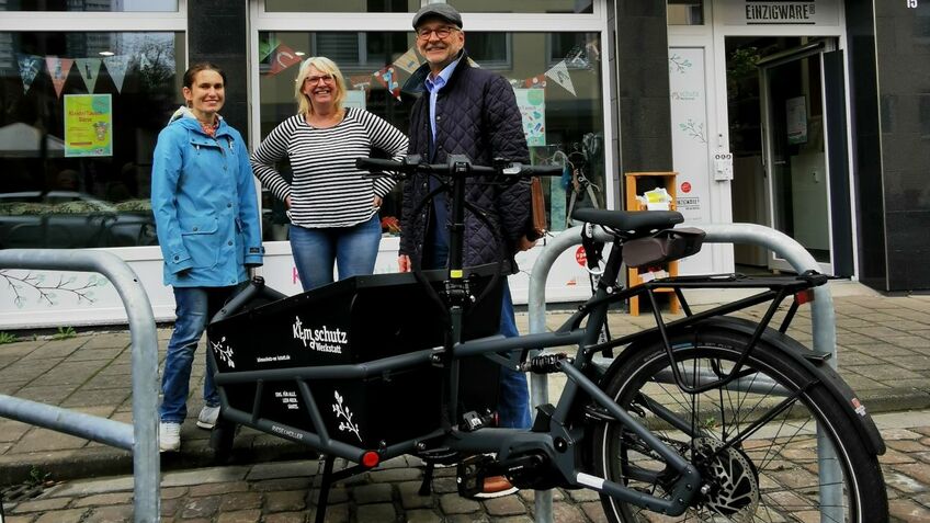 Johanna Lichtenberg (Mobilitätsbeauftragte), Kerstin Rubin (Klimaschutz-Werkstatt) und Stadtrat Bernd Schomaker freuen sich über die neuen Fahrradabstellanlagen in der Prager Straße