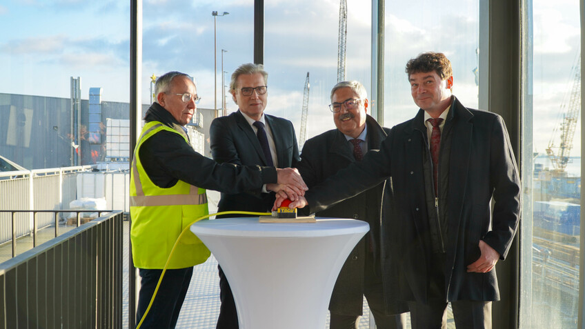 Mit einem „Ersten Rammschlag“ wurde heute der dritte und letzte Bauabschnitt für die neue Columbuskaje offiziell von Bremerhavens Oberbürgermeister Melf Grantz, bremenports-Geschäftsführer Robert Howe und Jens Diekmann von der Firma Tagubau als Vertreter der Arge des Projekts gestartet.