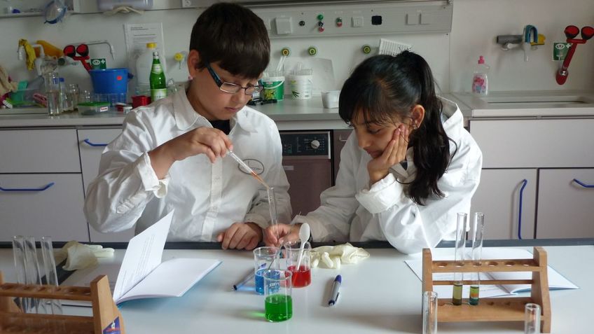 Ein Junge und ein Mädchen im Labor.
