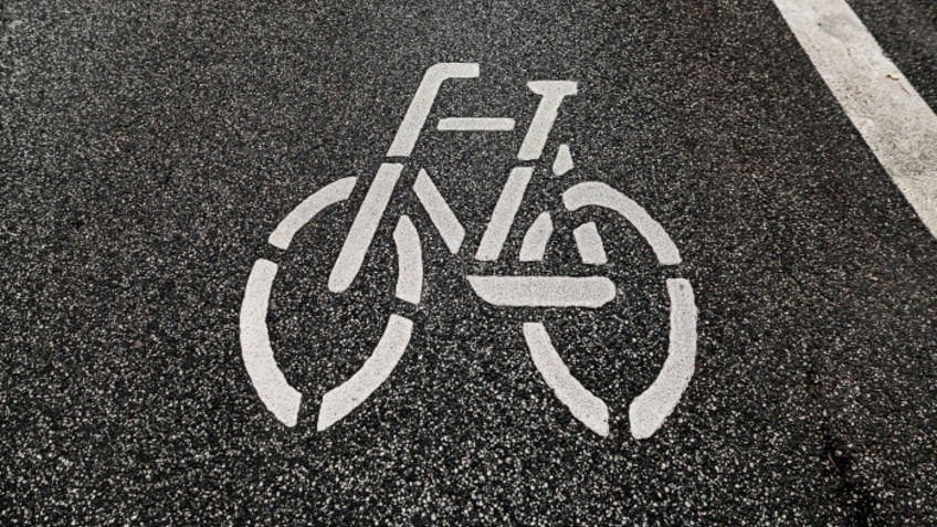 Fahrradsymbol auf dem Radweg