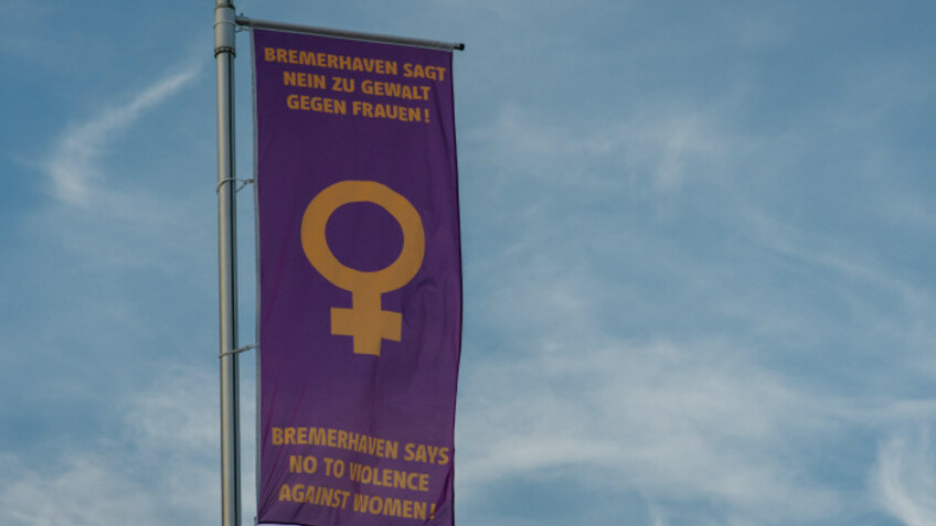 Flagge "Bremerhaven sagt Nein zu Gewalt gegen Frauen"