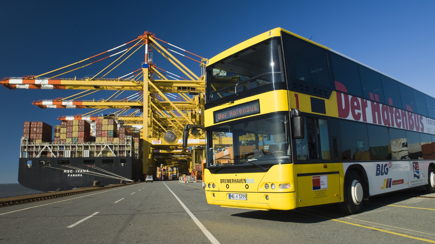 Hafenbus auf Containerterminal