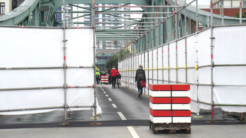 Fußgänger im Durchgang auf der Alten Geestebrücke