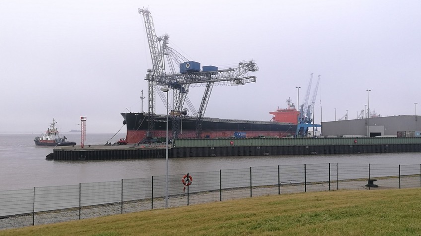 Die "Glory Amsterdam" ist zum Check in Bremerhaven eingetroffen.