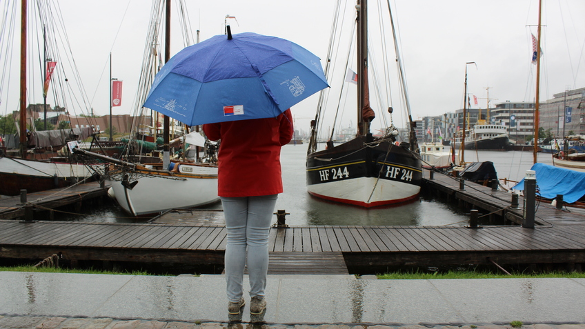 Frau mit Regenschirm in Bremerhaven