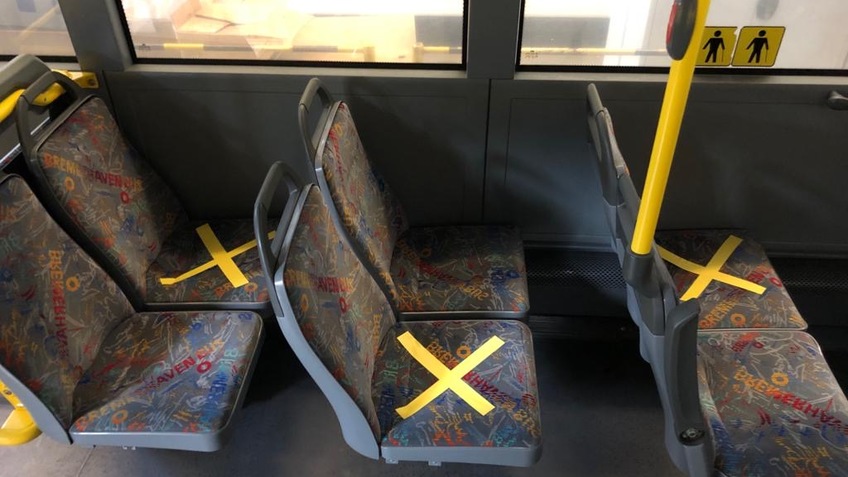 Gelbe Kreuze markieren die Sitze, die frei bleiben sollen