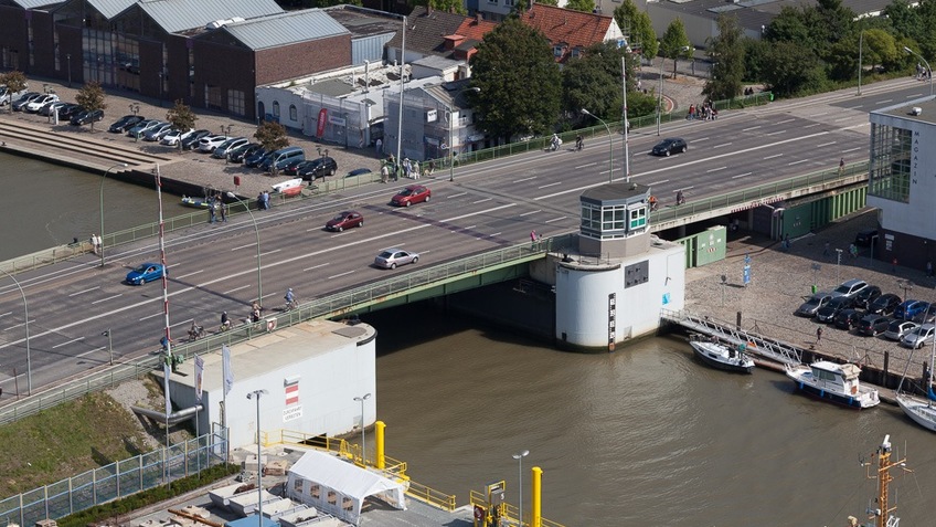 Eine Brücke auf der sich fahrende Autos befinden.