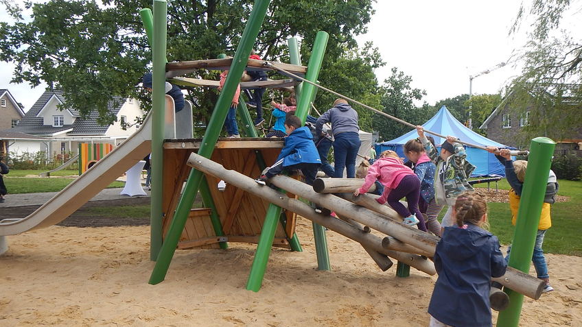 Kinder bespielen ein großes Klettergerät