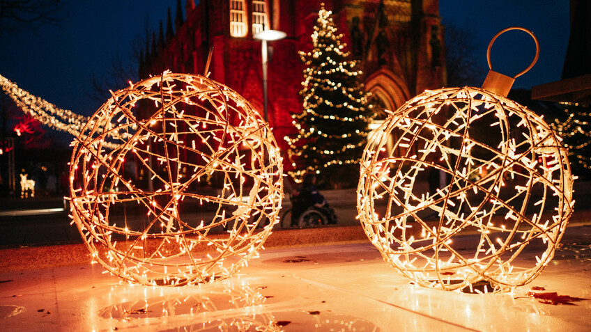 Auch in diesem Jahr wird der Bremerhavener Weihnachtsmarkt von zahlreichen Lichtobjekten stimmungsvoll in Szene gesetzt. 