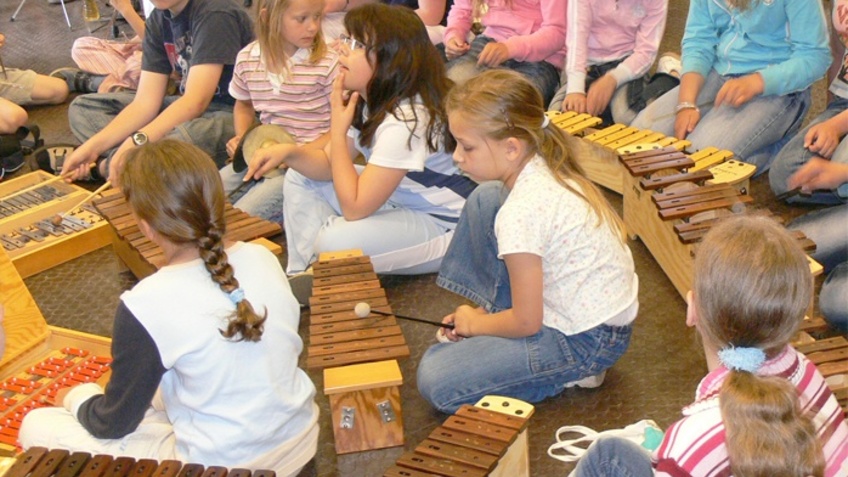 Kinder in der Musikalischen Grundausbildung mit Instrumenten