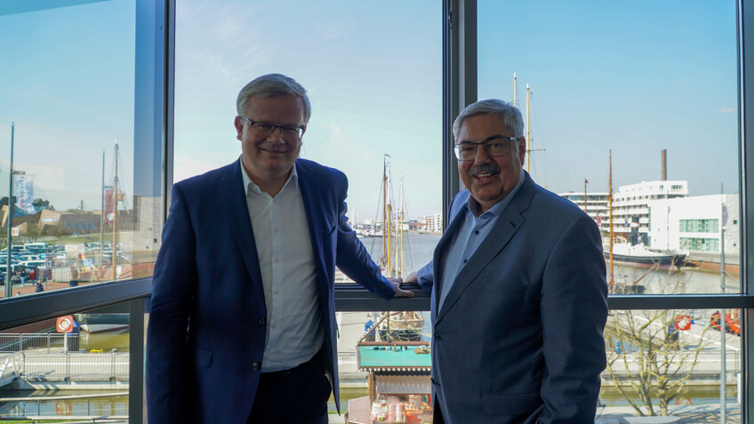 Bremerhavens Oberbürgermeister Melf Grantz (rechts) und der Vorstandsvorsitzende der Weser-Elbe Sparkasse, Peter Klett, präsentierten gemeinsam die Pläne, eine Stiftung zum Erhalt des maritimen Erbes zu gründen. 