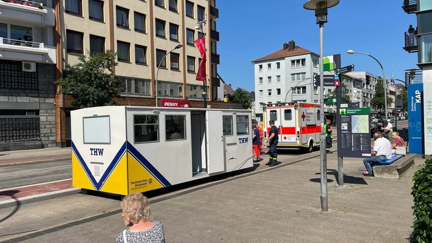 Mit einem mobilen Notfallkontakt- und Informationspunkt in der Grashoffstraße informierte das THW zwischenzeitlich alle vom Stromausfall betroffenen Bürgerinnen und Bürger. 