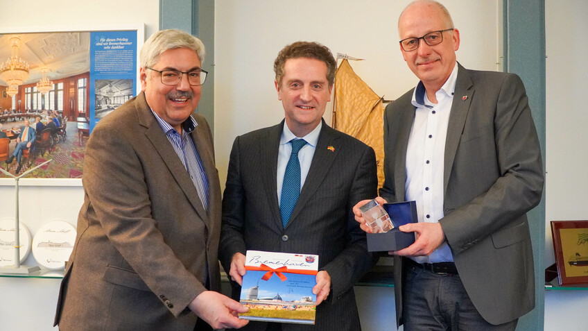 Oberbürgermeister Melf Grantz (links) und Stadtverordnetenvorsteher Torsten von Haaren (rechts) begrüßten den portugiesischen Generalkonsul Vasco Seruya (Mitte) in Bremerhaven 