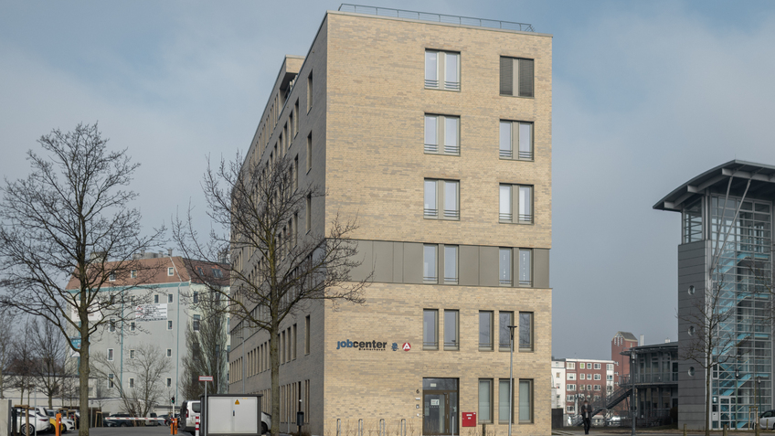 Der Neubau des Jobcenter Bremerhaven ist seit einem Jahr neuer Arbeitsplatz für 300 Beschäftigte. 