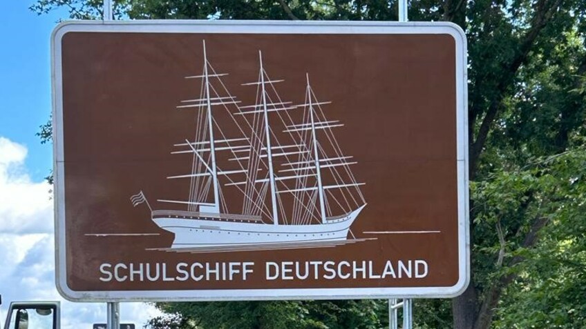 Schon an der Autobahn 27 weist das nun aufgestellte Schild auf die „Schulschiff Deutschland“ hin. 