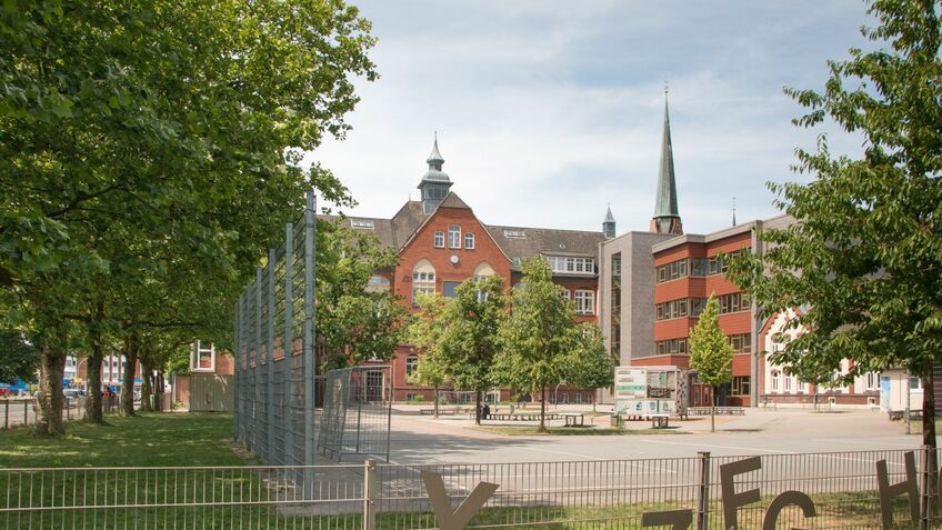 Die Schule am Ernst-Reuter-Platz wird ebenfalls umgebaut und erhält darüber hinaus einen Erweiterungsbau.
