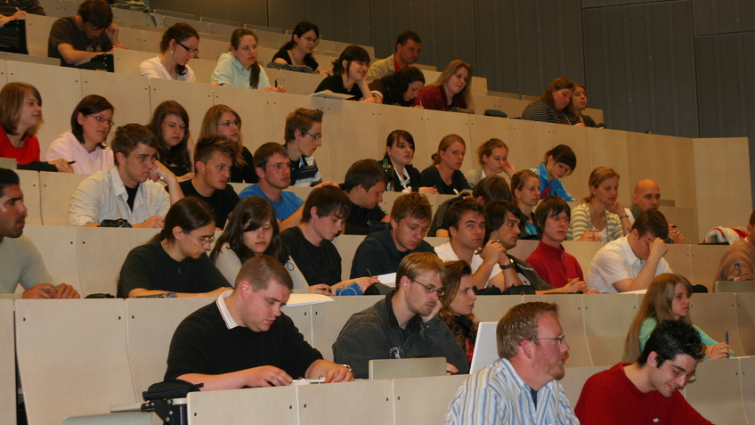 Pro Jahr 15 Studierende der Hochschule Bremerhaven können künftig ein Stipendium erhalten, wenn sie sich verpflichten, für die Dauer von fünf Jahren für den Magistrat zu arbeiten. 
