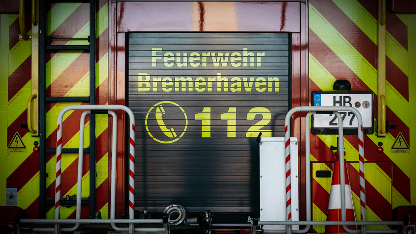 Heckansicht eines HLF der Feuerwehr Bremerhaven