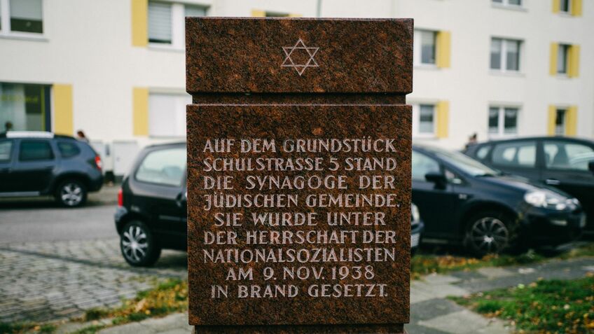 Ein Gedenkstein in der Schulstraße erinnert an die frühere Synagoge der jüdischen Gemeinde.
