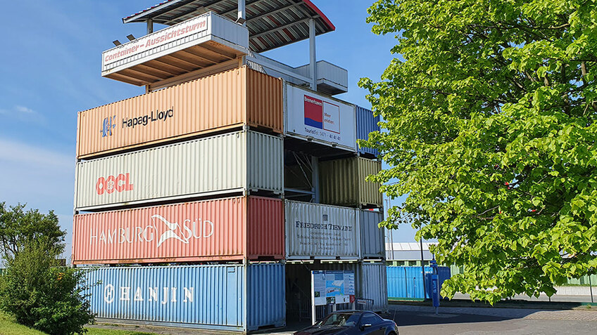 Successive stacked containers, on whose roof is a look-out-platform.