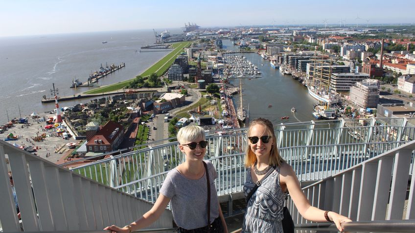 2 Frauen vor der Skyline Bremerhavens