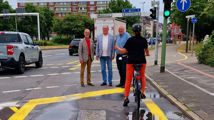 Baudezernent Bernd Schomaker (von links) machte sich gemeinsam mit den Stadtverordneten Thorsten Raschen (CDU) und Bernd Freemann (FDP) ein Bild davon, wie die Verlängerung des Radfahrstreifens bis zum Elbinger Platz bei den Nutzerinnen und Nutzern ankommt.
