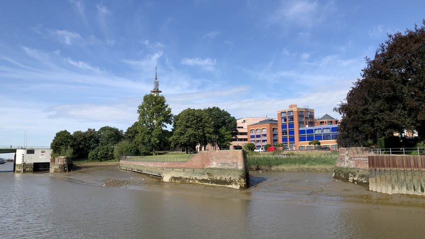 Ein ehemaliges Dock an einem Fluss.