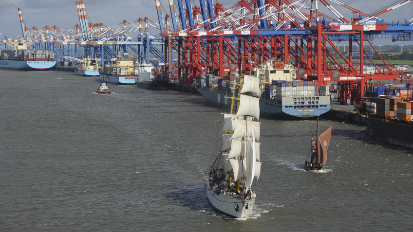 Windjammer segelt vor der Kaje in den Überseehäfen Bremerhaven