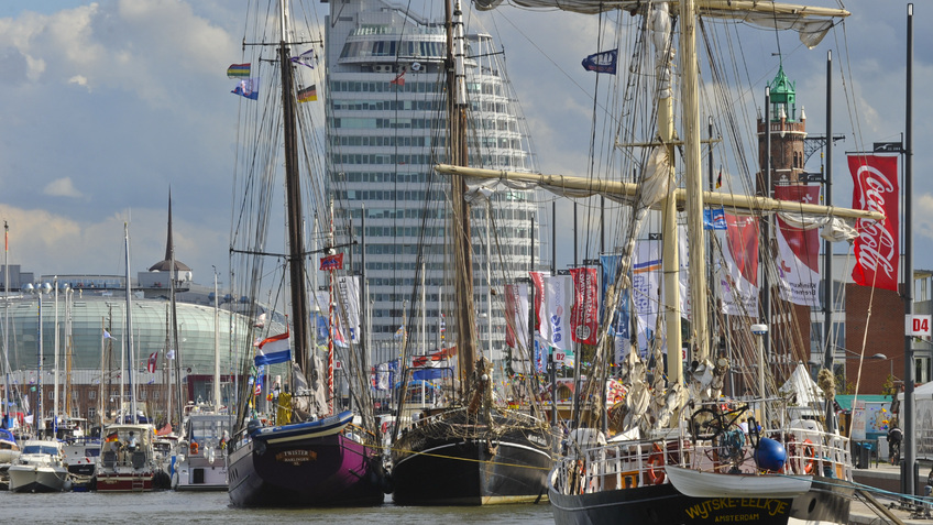 Segelschiffe und Windjammer im Neuen Hafen von Bremerhaven
