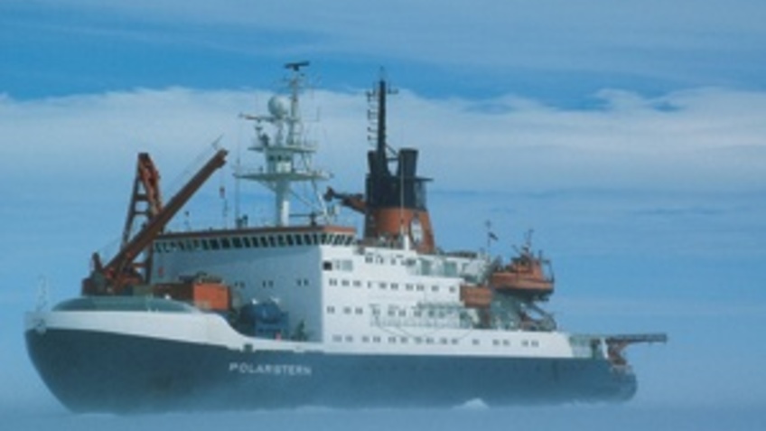Ein Forschungsschiff in der Antarktis.