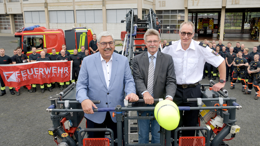 Oberbürgermeister Melf Grantz (vorne links) übergab das Dezernat Feuerwehr offiziell an seinen Nachfolger Peter Skusa (Mitte). Rechts der Leiter der Feuerwehr, Jens Cordes. 