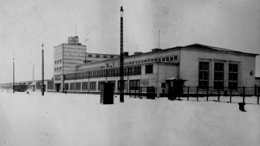 Foto von einem Gebäude im Winter.