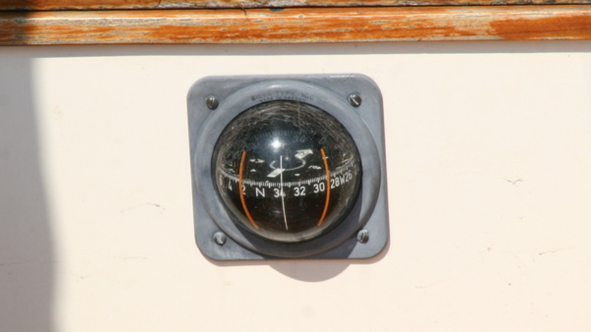 Kompass an der Bordwand montiert