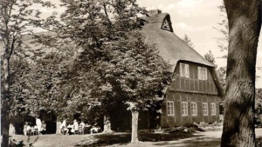 Historisches Foto eines Bauernhauses.