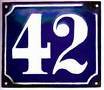 Quadratische Hausnummer mit einer weißen "42" auf blauem Grund