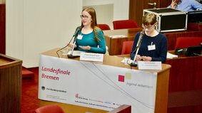 Yette Strauß Suhr (links) debattiert im Finale