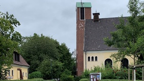 Blick auf den Kirchturm, das Kirchenschiff und Pastorenhaus der Kreuzkirche