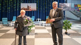Oberbürgermeister Melf Grantz überreichte Gerda Borck Blumen und Pralinen