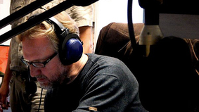 Peter Hilton Fliegel sitzt mit Kopfhörern im Tonstudio