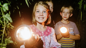 Kinder mit Taschenlampen