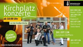 Sechs Personen mit Instrumenten posieren vor einer Backsteinwand. Es ist ein Bandfoto der Sundown Skifflers auf dem Plakat für die Veranstaltung "Kirchplatzkonzerte".
