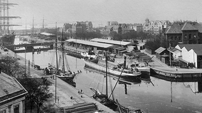 Ein Kanal mit mehreren Booten und Uferbebauung