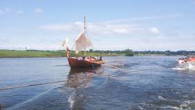 Die "Skua" und ihre Crew beim Rudern auf der Weser.
